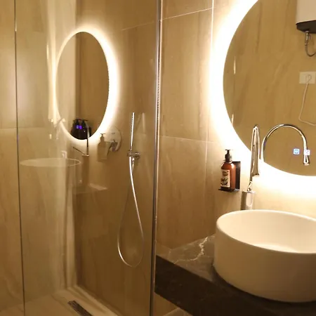 מלון Anchor Luxury 4*