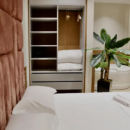 מלון Anchor Luxury 4*